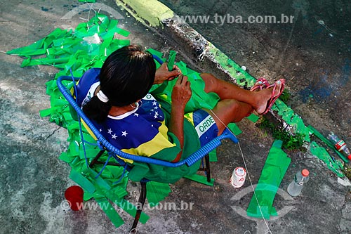  Subject: Fan decorating the Santa Isabel Street with the colors of Brazil for the World Cup / Place: Praca 14 de Janeiro neighborhood - Manaus city - Amazonas state (AM) - Brazil / Date: 06/2014 