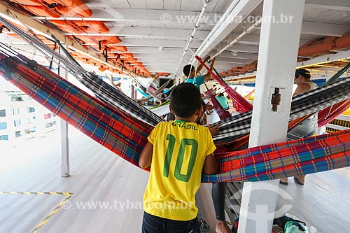  Subject: Boy with shirt of brazilian team in deck of boat with hammock / Place: Manaus city - Amazonas state (AM) - Brazil / Date: 06/2014 