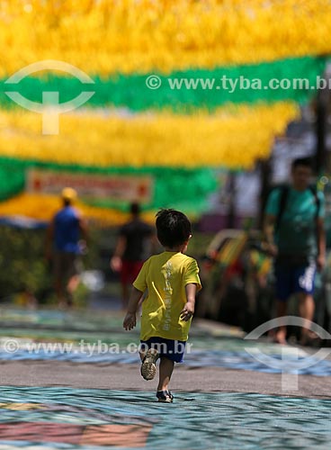  Subject: Child playing - Leonardo Malcher Street adorned with the colors of Brazil for the World Cup / Place: Manaus city - Amazonas state (AM) - Brazil / Date: 06/2014 