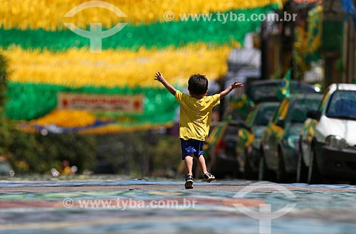  Subject: Child playing - Leonardo Malcher Street adorned with the colors of Brazil for the World Cup / Place: Manaus city - Amazonas state (AM) - Brazil / Date: 06/2014 