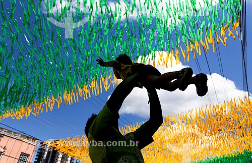  Subject: Father and son playing - Leonardo Malcher Street adorned with the colors of Brazil for the World Cup / Place: Manaus city - Amazonas state (AM) - Brazil / Date: 06/2014 
