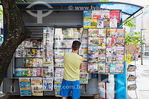  Subject: Man reading the magazine covers exposed in newsstand / Place: Catete neighborhood - Rio de Janeiro city - Rio de Janeiro state (RJ) - Brazil / Date: 06/2014 
