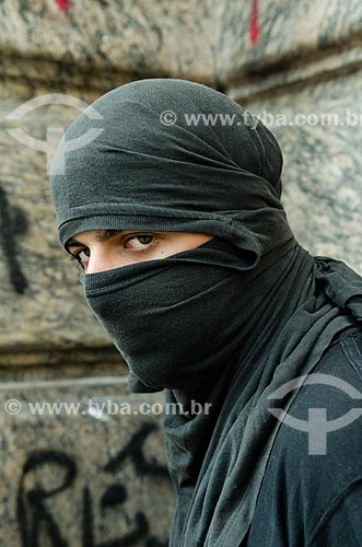  Subject: Black Bloc protester in front of the City Council of Rio de Janeiro - Movement Occupies Chamber Rio / Place: City center neighborhood - Rio de Janeiro city - Rio de Janeiro state (RJ) - Brazil / Date: 10/2013 