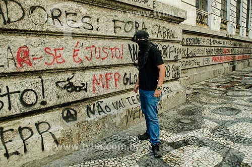  Subject: Black Bloc protester in front of the City Council of Rio de Janeiro - Movement Occupies Chamber Rio / Place: City center neighborhood - Rio de Janeiro city - Rio de Janeiro state (RJ) - Brazil / Date: 10/2013 