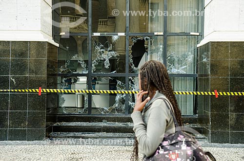  Subject: Woman passing in front of the bank branch of the Bank of Brazil in 13 de Maio Avenue vandalized after demonstrations in the city center / Place: City center neighborhood - Rio de Janeiro city - Rio de Janeiro state (RJ) - Brazil / Date: 10/ 