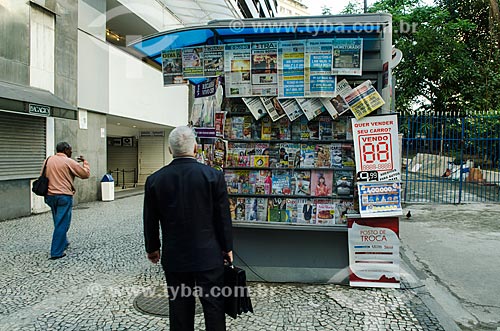  Subject: Man reading newspaper exposed in newsstands / Place: City center neighborhood - Rio de Janeiro city - Rio de Janeiro state (RJ) - Brazil / Date: 10/2013 