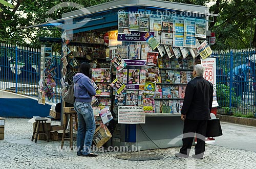  Subject: Man reading newspaper exposed in newsstands / Place: City center neighborhood - Rio de Janeiro city - Rio de Janeiro state (RJ) - Brazil / Date: 10/2013 