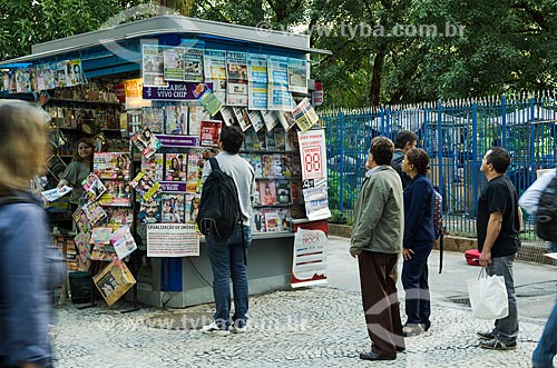  Subject: Mans reading newspaper exposed in newsstands / Place: City center neighborhood - Rio de Janeiro city - Rio de Janeiro state (RJ) - Brazil / Date: 10/2013 