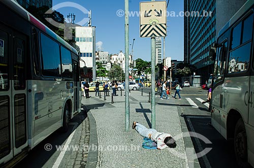  Subject: Homeless man sleeping near the intersection of Nilo Pecanha Avenue with Rio Branco Avenue  / Place: Rio de Janeiro city - Rio de Janeiro state (RJ) - Brazil / Date: 10/2013 