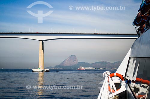  Subject: View of Rio-Niteroi Bridge (1974) during crossing between Rio de Janeiro and Paqueta with the Sugar Loaf in the background / Place: Rio de Janeiro city - Rio de Janeiro state (RJ) - Brazil / Date: 05/2014 