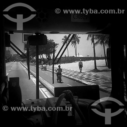  Subject: View of Ipanema Beach boardwalk from inside of bus - picture taken with IPhone / Place: Ipanema neighborhood - Rio de Janeiro city - Rio de Janeiro state (RJ) - Brazil / Date: 12/2013 