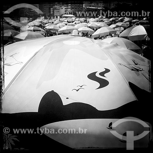  Subject: Sun umbrellas in Ipanema Beach - picture taken with IPhone / Place: Ipanema neighborhood - Rio de Janeiro city - Rio de Janeiro state (RJ) - Brazil / Date: 12/2013 