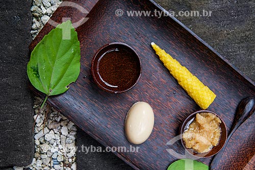  Subject: Instruments for natural body scrub during the massage in spa of Lakaz Chamarel Exclusive Lodge hotel - Chamarel village / Place: Riviere Noire District - Mauritius - Africa / Date: 11/2012 