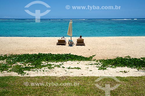  Subject: Couple in beach of Le Morne Brabant Peninsula / Place: Riviere Noire District - Mauritius - Africa / Date: 11/2012 