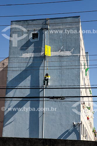  Subject: Puppet in building with plaque that says: Ill just get down if Brazil is champion! / Place: Sao Paulo city - Sao Paulo state (SP) - Brazil / Date: 06/2014 
