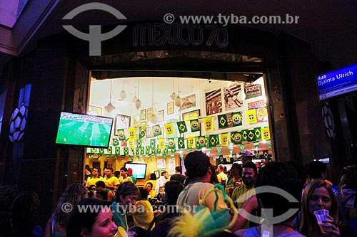  Subject: Peoples watching the match between Cameroon x Brazil by World Cup of Brazil / Place: Copacabana neighborhood - Rio de Janeiro city - Rio de Janeiro state (RJ) - Brazil / Date: 06/2014 