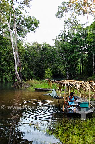  Subject: Indian Woman Washing clothes - Igarape Traira - Village Parintintin / Place: Humaita city - Amazonas state (AM) - Brazil / Date: 07/2012 