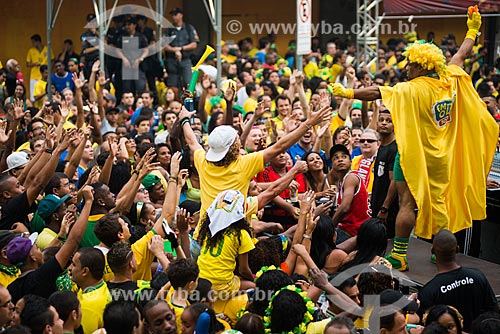  Subject: Peoples - Alzirao (Alzira Brandao Street) during the match between Cameroon x Brazil by World Cup of Brazil / Place: Tijuca neighborhood - Rio de Janeiro city - Rio de Janeiro state (RJ) - Brazil / Date: 06/2014 