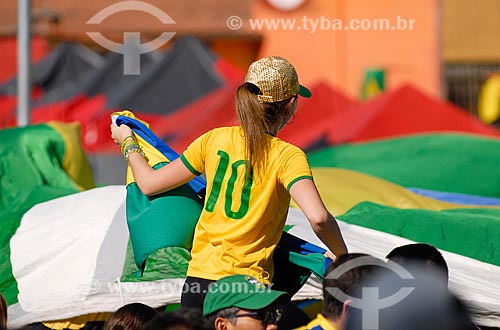  Subject: Woman with brazilian flag near to Corinthians Arena / Place: Itaquera neighborhood - Sao Paulo city - Sao Paulo state (SP) - Brazil / Date: 06/2014 