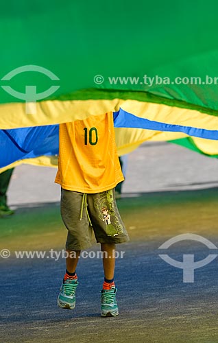  Subject: Boy with the brazilian flag near to Corinthians Arena / Place: Itaquera neighborhood - Sao Paulo city - Sao Paulo state (SP) - Brazil / Date: 06/2014 