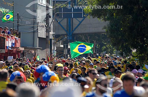  Subject: Fans coming to the match between Brazil x Croatia - Corinthians Arena by World Cup of Brazil / Place: Itaquera neighborhood - Sao Paulo city - Sao Paulo state (SP) - Brazil / Date: 06/2014 