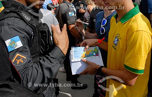  Subject: Soccer fans presenting the ticket during body search near to Journalist Mario Filho Stadium coming to the match between Belgium x Russia by World Cup of Brazil / Place: Maracana neighborhood - Rio de Janeiro city - Rio de Janeiro state (RJ) 