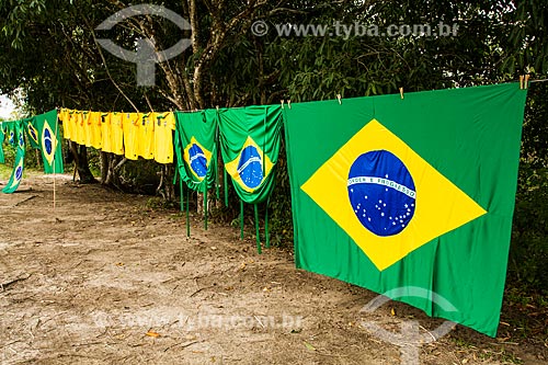  Subject: Brazilian flags and brazilian team shirt on sale - SC-402 Highway / Place: Florianopolis city - Santa Catarina state (SC) - Brazil / Date: 06/2014 