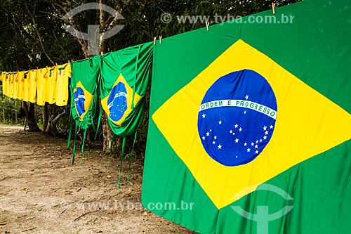  Subject: Brazilian flags and brazilian team shirt on sale - SC-402 Highway / Place: Florianopolis city - Santa Catarina state (SC) - Brazil / Date: 06/2014 