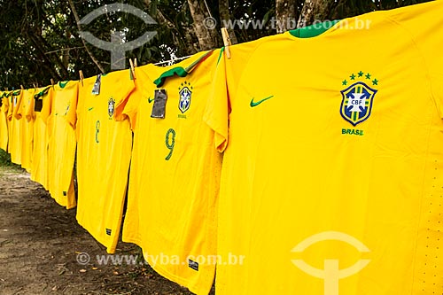  Subject: Brazilian team shirt on sale - SC-402 Highway / Place: Florianopolis city - Santa Catarina state (SC) - Brazil / Date: 06/2014 