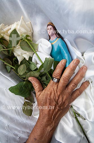  Subject: Woman with image of Yemanja in your hands in Party of Nossa Senhora da Conceicao da Praia - Patroness of Bahia / Place: Salvador city - Bahia state (BA) - Brazil / Date: 12/2010 