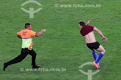  Subject: Safety holding a pitch invader during the match between Germany x Argentina by final of World Cup of Brazil / Place: Maracana neighborhood - Rio de Janeiro city - Rio de Janeiro state (RJ) - Brazil / Date: 07/2014 