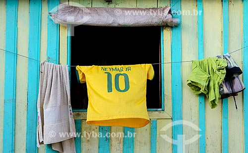  Subject: House with the brazilian colors and brazilian team shirt during World Cup of Brazil / Place: Manaus city - Amazonas state (AM) - Brazil / Date: 06/2014 