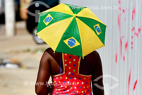  Subject: Woman with umbrella with the brazilian colors during World Cup of Brazil / Place: Manaus city - Amazonas state (AM) - Brazil / Date: 07/2014 