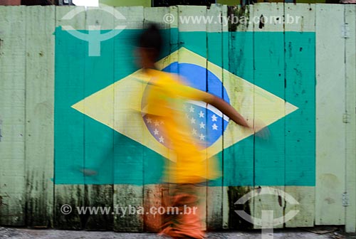  Subject: Boy running with the decorated wall during World Cup of Brazil in the background / Place: Manaus city - Amazonas state (AM) - Brazil / Date: 06/2014 