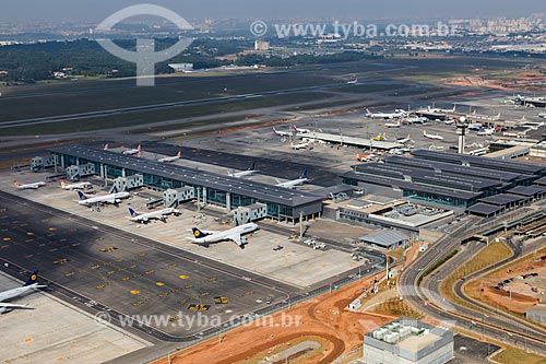  Subject: Aerial photo of terminals 3 and 2 of Sao Paulo-Guarulhos Governador Andre Franco Montoro International Airport (1985) / Place: Guarulhos city - São Paulo state (SP) - Brazil / Date: 06/2014 