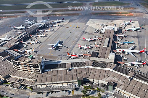  Subject: Aerial photo of terminals 1 and 2 of Sao Paulo-Guarulhos Governador Andre Franco Montoro International Airport (1985) / Place: Guarulhos city - São Paulo state (SP) - Brazil / Date: 06/2014 