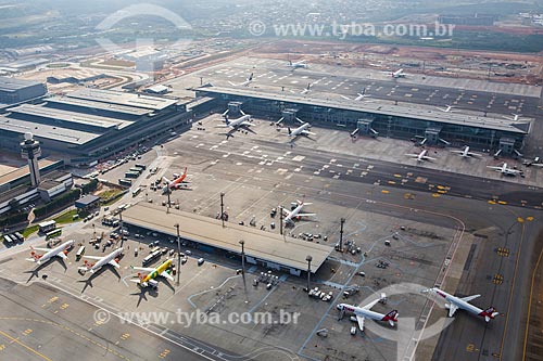 Subject: Aerial photo of terminals 2 and 3 of Sao Paulo-Guarulhos Governador Andre Franco Montoro International Airport (1985) / Place: Guarulhos city - São Paulo state (SP) - Brazil / Date: 06/2014 