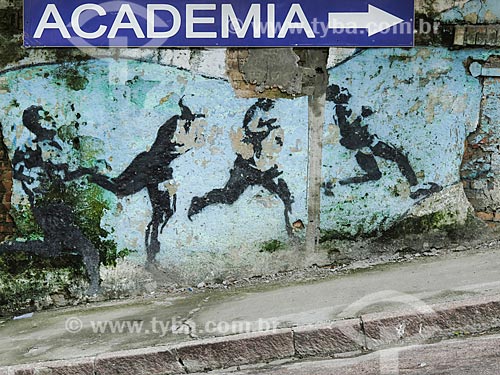  Subject: Wall with graffiti of men running with plaque indicating a gym / Place: Porto Alegre city - Rio Grande do Sul state (RS) - Brazil / Date: 05/2014 