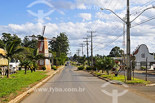  Subject: Street with typical Dutch windmill as a decorative piece / Place: Holambra II district - Paranapanema city - Sao Paulo state (SP) - Brazil / Date: 04/2014 