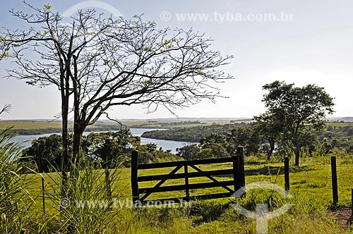  Subject: gate and pasture with Jurumirim Lake in the background / Place: Piraju city - Sao Paulo state (SP) - Brazil / Date: 04/2014 