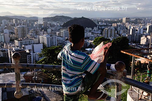  Subject: Boy flying kite in Salgueiro Slum / Place: Tijuca neighborhood - Rio de Janeiro city - Rio de Janeiro state (RJ) - Brazil / Date: 07/2014 