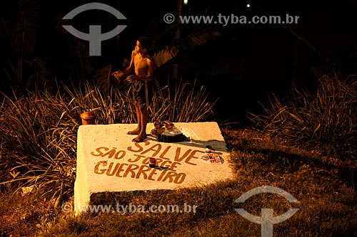  Subject: Boy flying kite at night - Salgueiro Slum / Place: Tijuca neighborhood - Rio de Janeiro city - Rio de Janeiro state (RJ) - Brazil / Date: 07/2014 