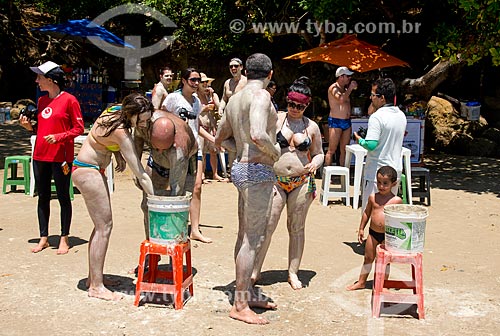  Subject: Bathers on the Guadalupe Beach passing the clay body as sunscreen and stain remover on skin / Place: Sirinhaem city - Pernambuco state (PE) - Brazil / Date: 12/2013 