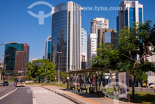  Subject: Bus stop and bus exclusive track - Juscelino Kubitschek Avenue - near to Santo Amaro Avenue / Place: Itaim Bibi neighborhood - Sao Paulo city - Sao Paulo state (SP) - Brazil / Date: 03/2014 