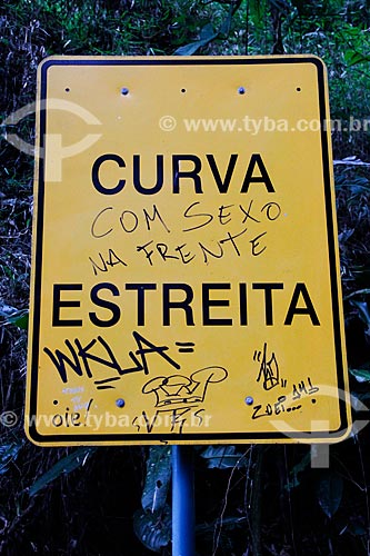  Subject: Narrow curve board on Paineiras Road / Place: Rio de Janeiro city - Rio de Janeiro state (RJ) - Brazil / Date: 08/2014 
