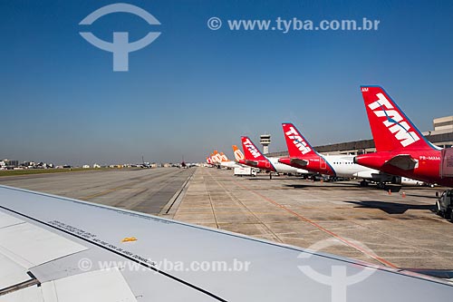  Detail of airplane wing with airplanes of TAM Airlines and GOL - Intelligent Airlines in the background - Congonhas Airport (1936)  - Sao Paulo city - Sao Paulo state (SP) - Brazil