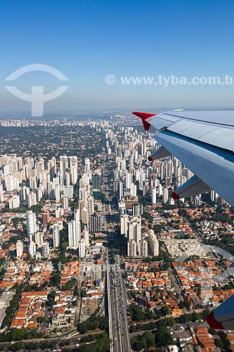  Detail of airplane wing during overflight of the Sao Paulo city  - Sao Paulo city - Sao Paulo state (SP) - Brazil