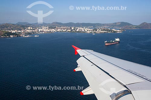  Detail of airplane wing during overflight of the Guanabara Bay with the Niteroi city in the background  - Niteroi city - Rio de Janeiro state (RJ) - Brazil