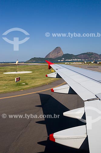  Detail of airplane wing during the landing - Santos Dumont Airport - with the Sugar Loaf in the background  - Rio de Janeiro city - Rio de Janeiro state (RJ) - Brazil