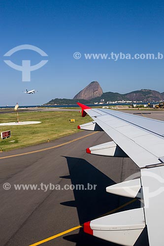  Detail of airplane wing during the landing - Santos Dumont Airport - with the Sugar Loaf in the background  - Rio de Janeiro city - Rio de Janeiro state (RJ) - Brazil